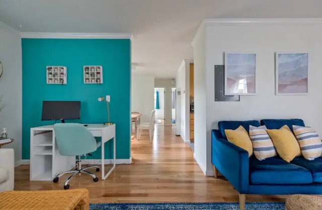 Game room, hot tub, 20 min to SF, beach 1 block away