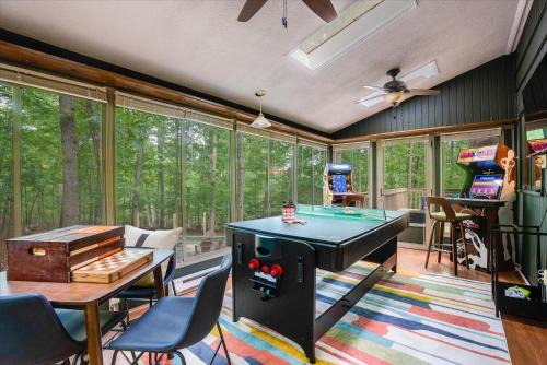 Game Room Hot Tub Mins to Slopes Fire Pit