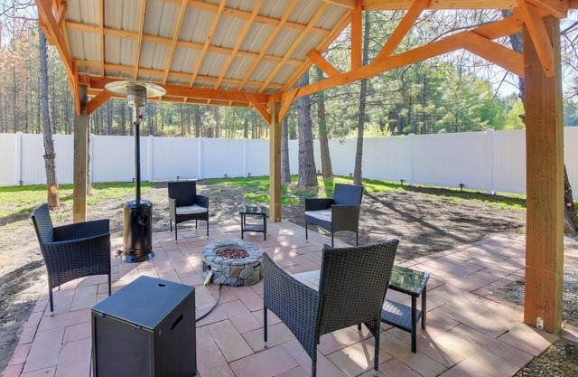 Pet-Friendly Oldtown Retreat: Hot Tub + Kayaks!