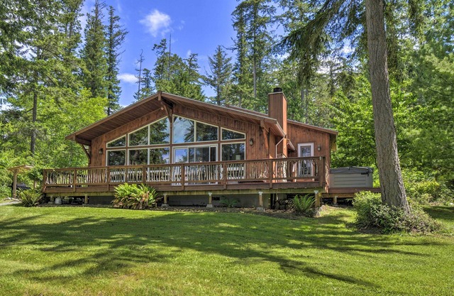 Game Room & Private Beach: Anderson Island Gem
