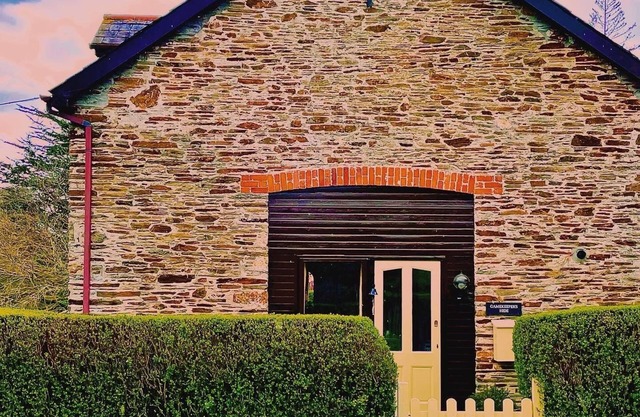 Gamekeepers Hide - Stunning cottage with two heated pools feet away