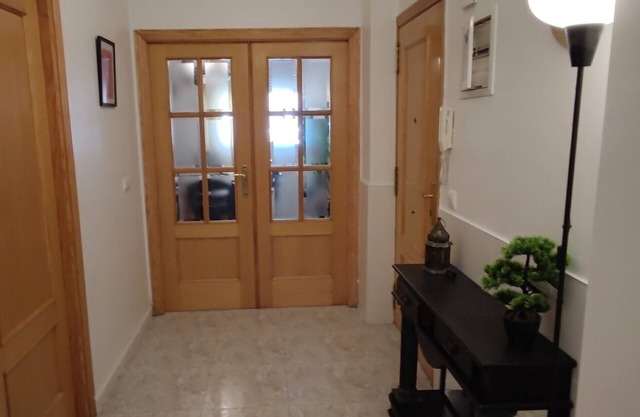 Gandia spacious ground floor flat close to shops, bars, bus & centrally located