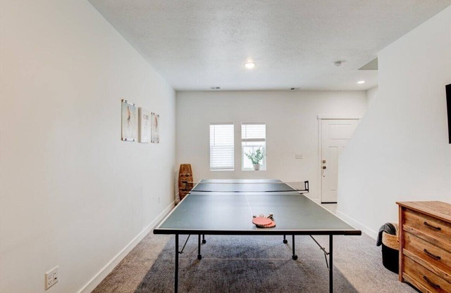 Garage, Game Room, King Bednn