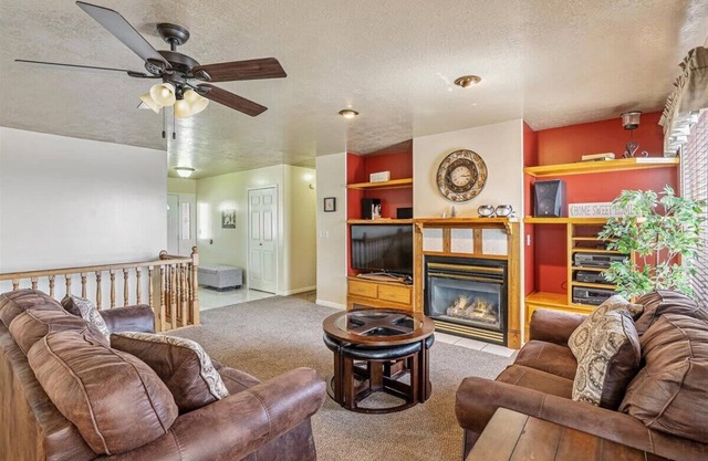 Garage, Hot Tub and Fully Fenced Backyard!
