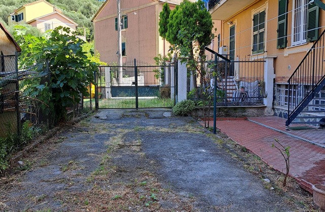 Garden and private parking space