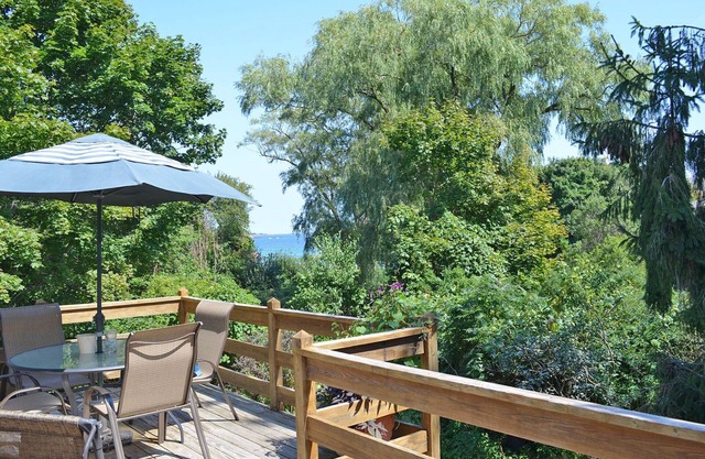 Garten am Meer: Entspannen Sie sich und genießen Sie die herrliche Aussicht auf die Küste. Gehen Sie zum Strand!
