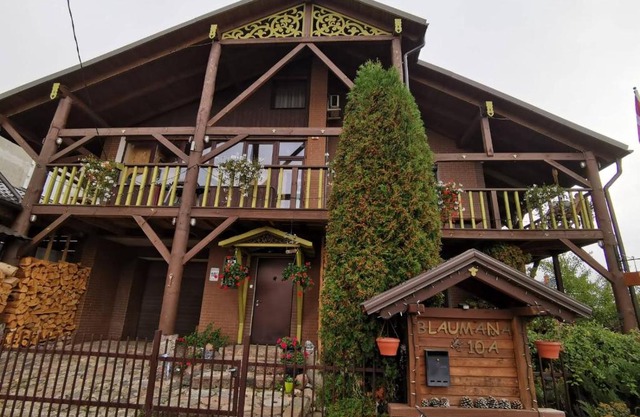 GARDEN CHALET
