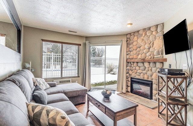 Garden City Condo w/ Pool Access by Bear Lake!