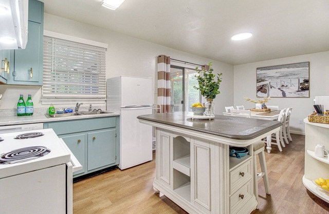 Garden City Home w/ Screened Porch: Near Savannah!