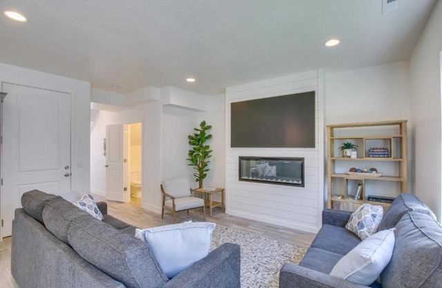 Garden City Townhome with Fireplace Near Bear Lake!