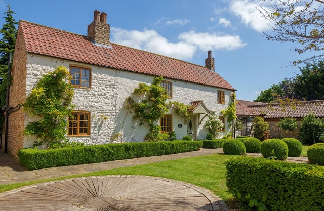 GARDEN COTTAGE, pet friendly, character holiday cottage in Doncaster