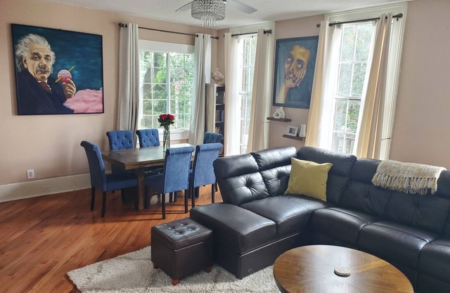 Garden District apartment 1/2 block from parade route / historic St Charles Ave