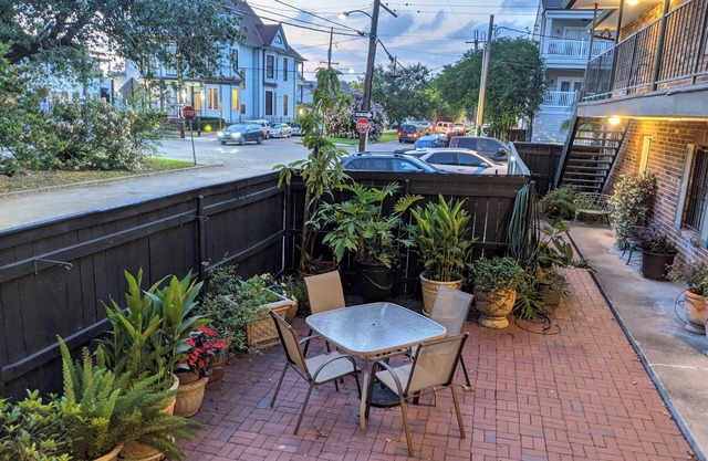 Garden District Gem, Steps from the St. Charles Streetcar Line