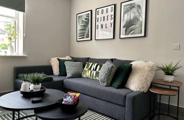 Garden flat free parking mins from Warner Bros