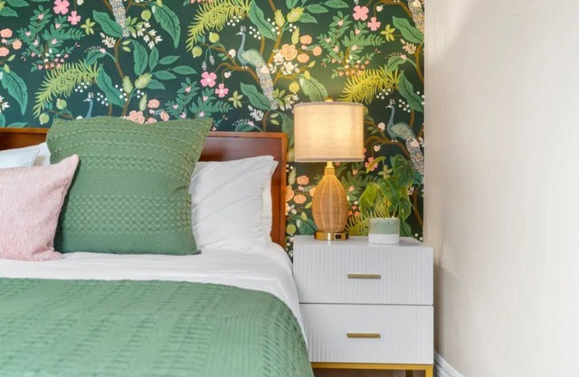 Garden Getaway 2BR Minutes to Salem, Beach, and train to Boston!