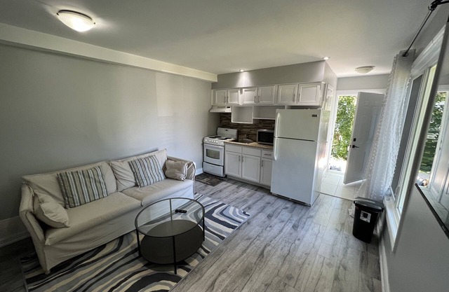 Garden Hideaway - Private apartment close to Transit and Humber College