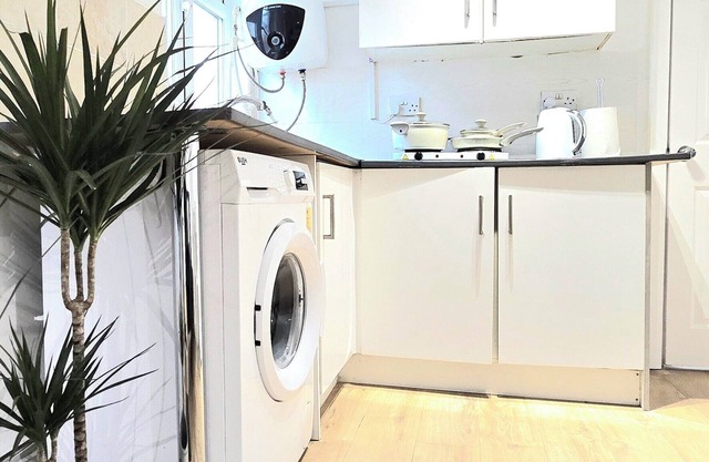 Garden-Level Gem – 7 Min to London Station, 30 Min LHR