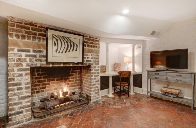 Garden Level in Historic B&B on Famous Jones Street