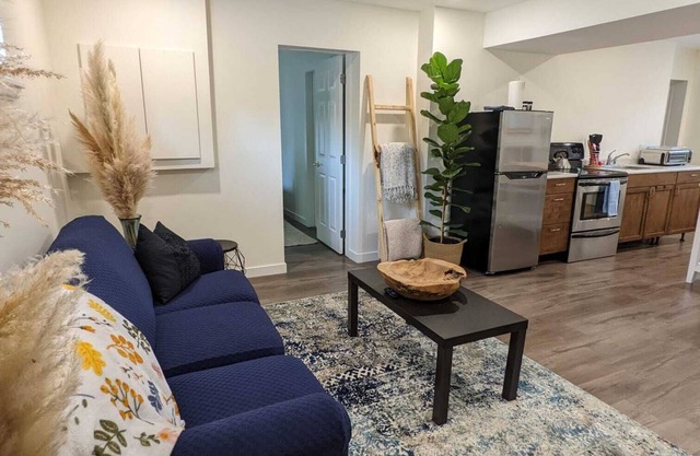 Garden-Level Suite in Quiet Colwood Neighbourhood