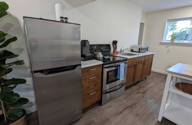 Lower suite in Colwood - 20 min to Downtown Victoria