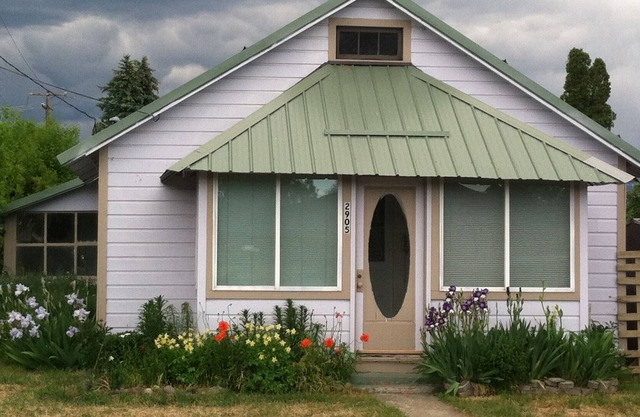 Garden Place ~ Scenic Escape ~ Skiing * Hiking * Fully Outfitted ~ Pet Friendly