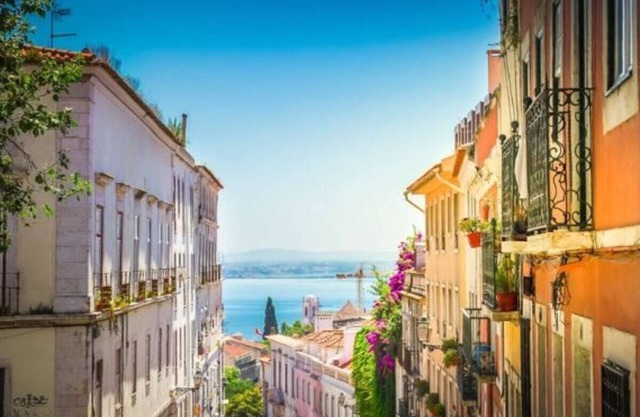 Garden Retreat in Lisbon's Heart – 3-Bedroom Apt with Terrace & Authentic Vibes