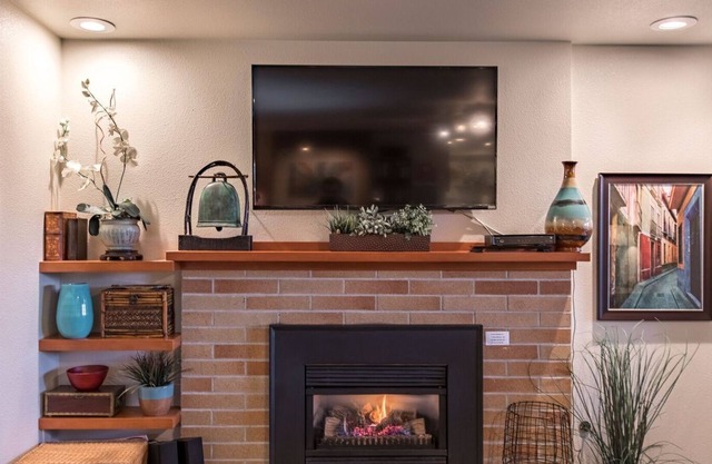 Garden Sanctuary apartment in friendly neighborhood close to downtown activities