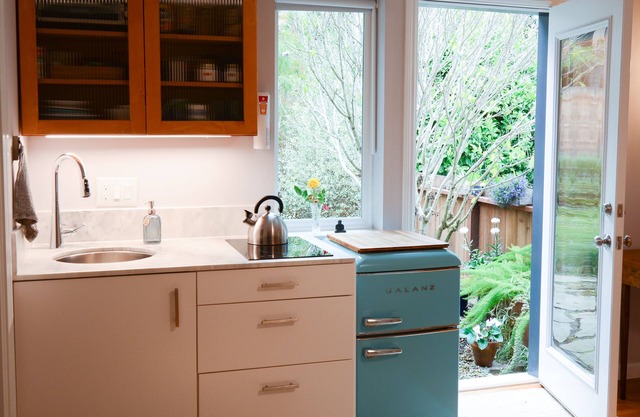 Garden studio oasis w/ kitchenette and private entrance