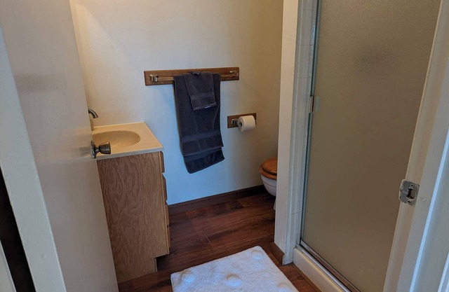 Garden studio oasis in historic home with free laundry