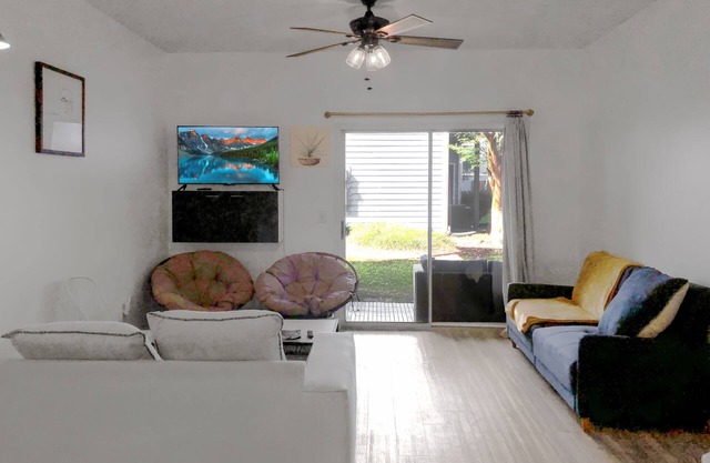 Garden Level 1-BR condo, WiFi, Luxury Suite, Early check-in 1 pm!