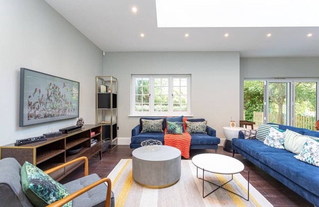 Garden Townhome – Cozy Office and Free Parking