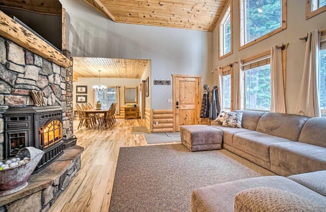 Garden Valley Cabin with Loft and Large Deck!