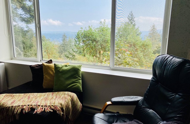 Fall in a tranquil setting! Ocean glimpses, close to all that Saltspring offers.