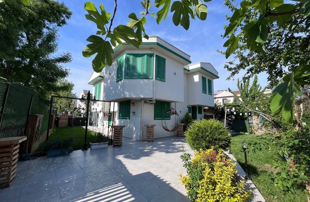 Garden Villa with Green Shutters Spacious with Charming in Bursa