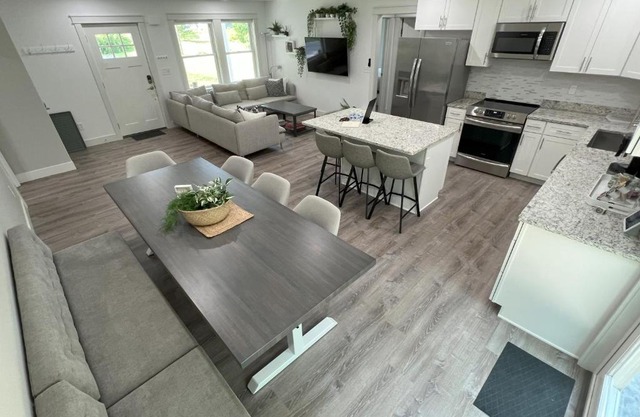 Gardner Lake 2 Queen/1King/2 Bath/Laundry- Private