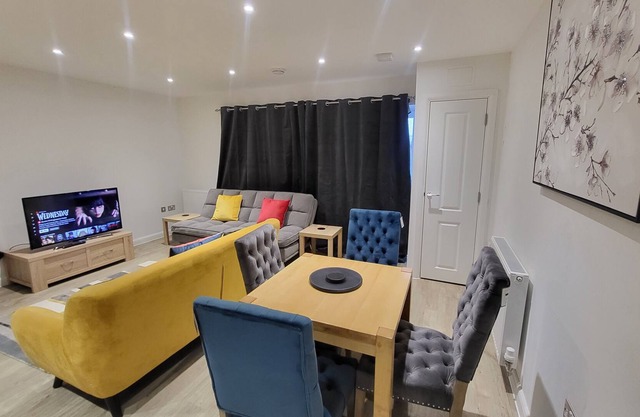 Garland Apartment, Greenhithe 3 with Parking in a lovely Estate