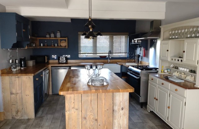 Gate House - entire home located on the riverside in Woodhall Spa with a hot tub & games room
