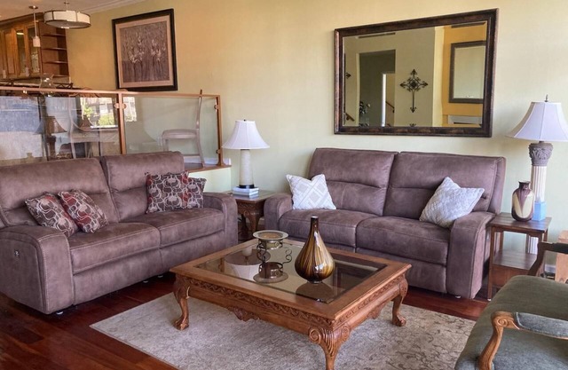 Gated community, beaches, shopping, restaurants, golf, all walking distance.