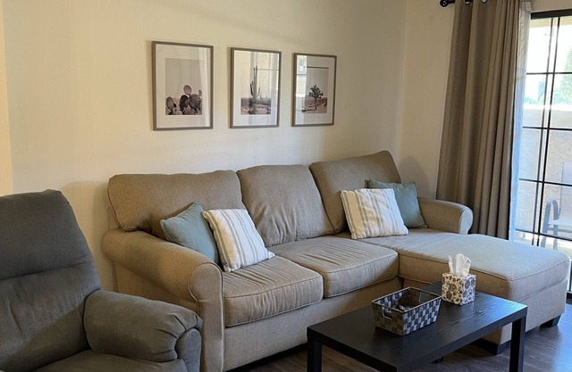 Gated Community, Pool, neu umgebaute 2-Bett-Wohnung