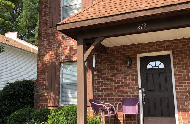 Gated Condo Community and Personal parking, Near campus, WIFI, Washer/Dryer