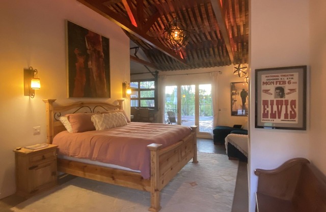 Gated Estate-Barrel Room with Lake, Spa, Pool, Fire Pit, Vineyards & Barn