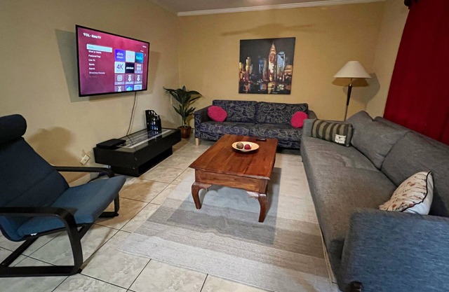 Möbliertes WiFi Netflix Ferienhaus 2 Schlafzimmer 1 Bad in der Nähe von Stränden Golf Casino
