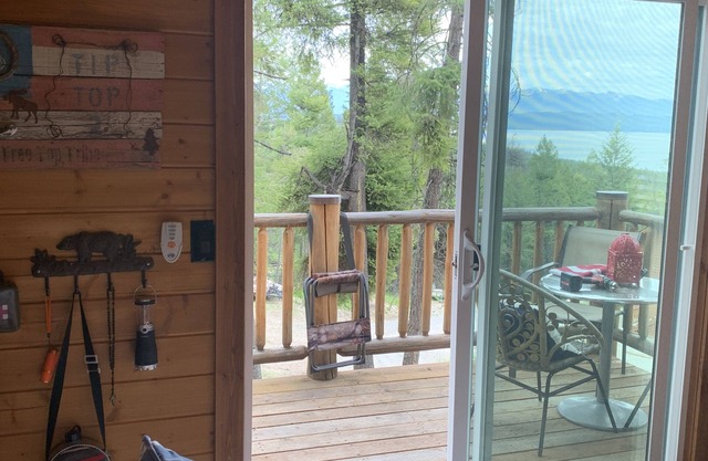 Gated Luxury Queen Bed Cottage Sleeps 2 Air Conditioning Kitchenette EV Charger