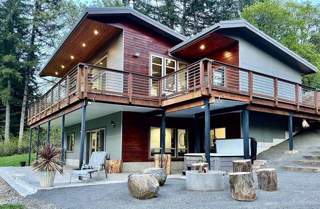 Gated Modern Wine Country Estate w/ Breathtaking Valley Views, Spa and Fire Pit!