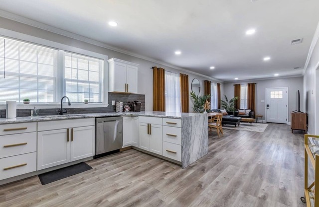 Newly Renovated- 3 miles to Beale St. / Fully Fenced in Private Parking.