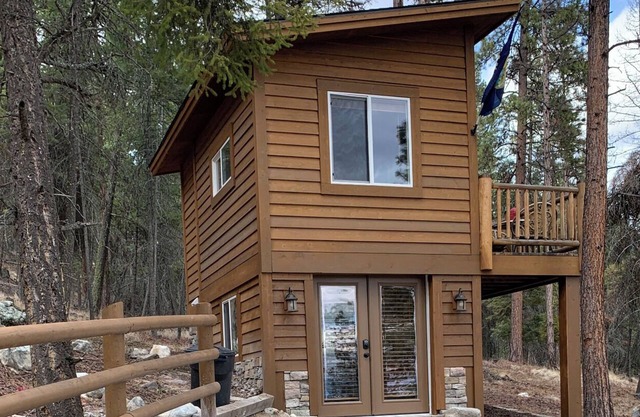 Gated Queen Bed Cottage, TV, Wifi, Kitchenette Views of Flathead Lake EV Charger