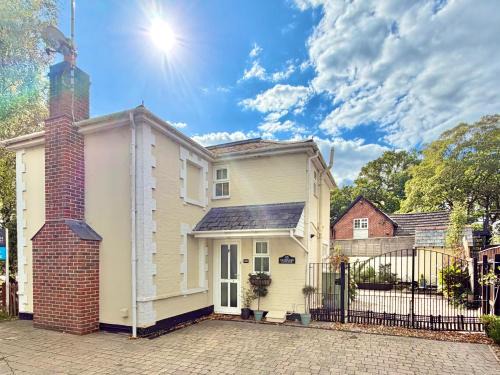 Gateman's Cottage - Three Bedroom Detached Home - Free Parking - Close to New Forest and Beaches