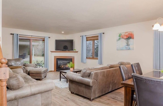 Gateway Getaway - Minutes from Airport and Mall
