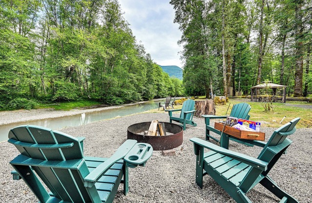 Gateway to Mt Rainier: Riverfront Haven w/ Hot Tub