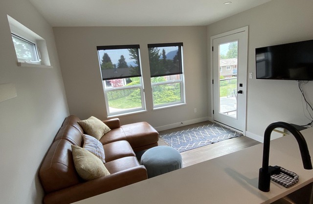 Gateway to Naramata Bench - Executive 2 bedroom suite on the edge of town.